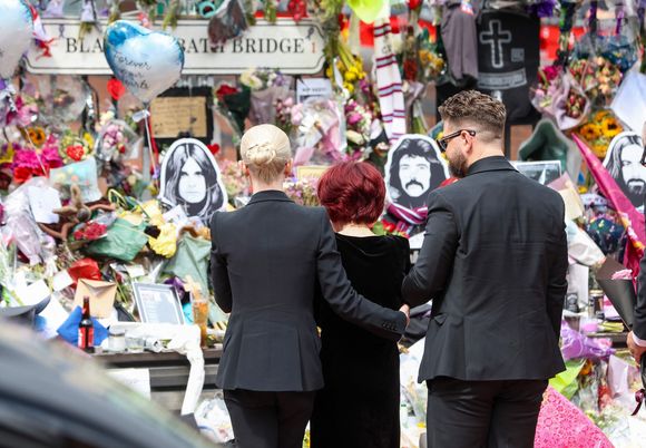 BGUK_3310373 - Birmingham, ROYAUME-UNI - Sharon Osbourne et le reste de la famille Osbourne se sont réunis à Birmingham pour rendre un dernier hommage à l'icône du rock Ozzy Osbourne. Lors de cette cérémonie émouvante, ses proches ont salué la mémoire du musicien légendaire. GOFF  / BESTIMAGE
