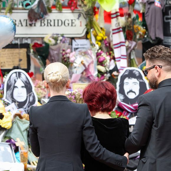 BGUK_3310373 - Birmingham, ROYAUME-UNI - Sharon Osbourne et le reste de la famille Osbourne se sont réunis à Birmingham pour rendre un dernier hommage à l'icône du rock Ozzy Osbourne. Lors de cette cérémonie émouvante, ses proches ont salué la mémoire du musicien légendaire. GOFF  / BESTIMAGE
