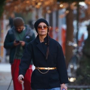 EXCLUSIF - New York, NY - Katie Holmes a été aperçue lors d'une promenade matinale le jour de son 46e anniversaire, dans une tenue décontractée et chic.