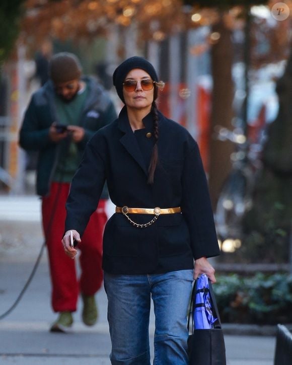 EXCLUSIF - New York, NY - Katie Holmes a été aperçue lors d'une promenade matinale le jour de son 46e anniversaire, dans une tenue décontractée et chic.