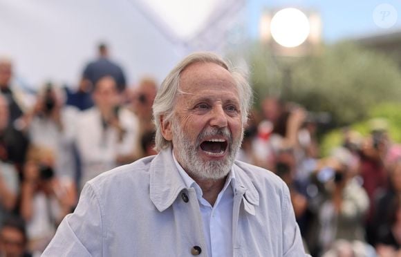 Toutefois, il admet qu'il peut arriver que certaines scènes soient rejouées pour des raisons indépendantes de leur volonté.

Fabrice Luchini - Photocall du film "Marcello Mio" (Compétition) lors du 77ème Festival International du Film de Cannes (14 - 25 mai 2024), le 22 mai 2024. 
© Jacovides / Moreau / Bestimage