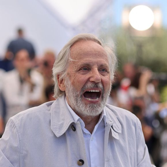 Toutefois, il admet qu'il peut arriver que certaines scènes soient rejouées pour des raisons indépendantes de leur volonté.

Fabrice Luchini - Photocall du film "Marcello Mio" (Compétition) lors du 77ème Festival International du Film de Cannes (14 - 25 mai 2024), le 22 mai 2024. 
© Jacovides / Moreau / Bestimage