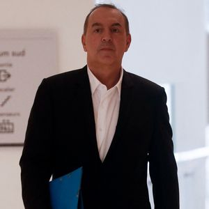 Exclusif - L'animateur de radio, journaliste, présentateur de télévision et producteur français, Jean-Marc Morandini, accompagné de son avocate, maître F.Rault, arrive à la chambre correctionnelle du tribunal judiciaire de Paris Batignolles, le 14 juin 2023. Jean-Marc Morandini est jugé pour "harcèlement sexuel" et "travail dissimulé", à Paris, lors du deuxième et dernier jour de son procès.
© Christophe Clovis /Bestimage
