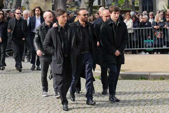 Le veuf Michel Ferracci et ses fils, Enzo et Maël aux arrivées des obsèques d'Emilie Dequenne au cimetière Père Lachaise à Paris, France, le 26 mars 2025. © Cyril Moreau/Bestimage