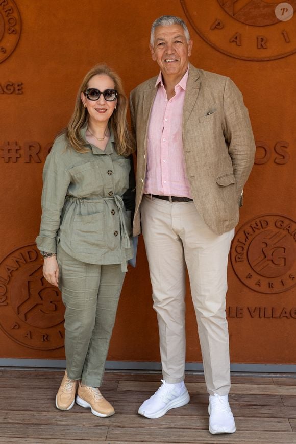 Abdelatif Benazzi et sa femme au village lors des Internationaux de France de Tennis de Roland Garros 2026. Paris, le 1er juin 2026. © Jacovides / Moreau / Bestimage