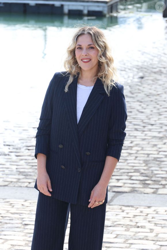 Alysson Paradis lors du photocall du 'Je sais pas ' lors du 27ème Festival de la Fiction de la Rochelle, France, le 19 septembre 2025. © Denis Guignebourg/Bestimage