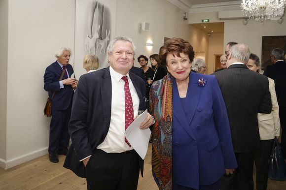 Exclusif - Jean Veil et Roselyne Bachelot - M.L.D.Lacharrière recevait B.Sansal pour le premier dîner de la Revue des Deux Mondes de l'année - De nouveau libre, B.Sansal répondait à l'invitation de M.L.D.Lacharrière à venir témoigner, lançant ainsi un appel à s'engager en faveur de la transmission et à raviver l'esprit des Lumières.
 
Un discours à la fois touchant et inspirant pour la grande assemblée venue écouter l'écrivain ce soir-là. La culture et surtout les lettres étaient naturellement largement représentées, avec l'ancienne ministre R.Bachelot, le Chancelier de l'Institut de F.X Darcos, le président de la Fondation de France P.Sellal, l'écrivain et prix Goncourt 2024 K.Daoud, l'historien de l'art et académicien des beaux-arts A.Goetz, les éditorialistes F.O Giesbert et F.d'Orcival, ou encore la productrice Y.Benguigui.
 
La porte-parole du Gouvernement M.Bregeon, mais aussi les ambassadeurs du Brésil et de Suisse assistaient également à cette soirée exceptionnelle, dédiée à la liberté et à l'engagement. Paris le 20/01/2026.
© Jack Tribeca / Bestimage