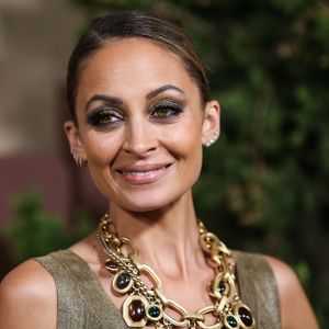 Côté vie privée, elle partage sa vie avec Joel Madden, célèbre chanteur du groupe Good Charlotte, avec qui elle a eu deux enfants

Nicole Richie à la première de la série HBO "Camping" au Studios Paramount à Los Angeles
Backgrid USA