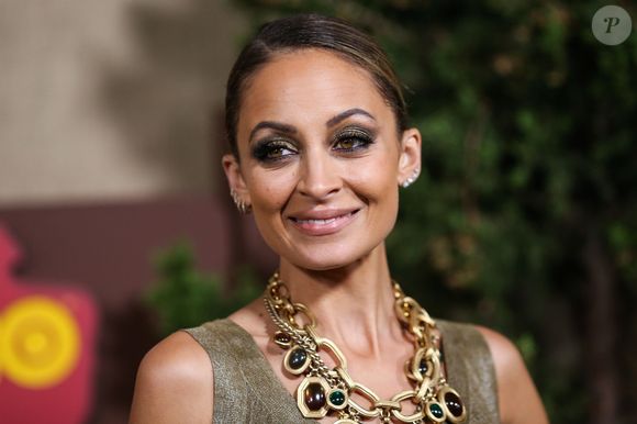 Côté vie privée, elle partage sa vie avec Joel Madden, célèbre chanteur du groupe Good Charlotte, avec qui elle a eu deux enfants

Nicole Richie à la première de la série HBO "Camping" au Studios Paramount à Los Angeles
Backgrid USA