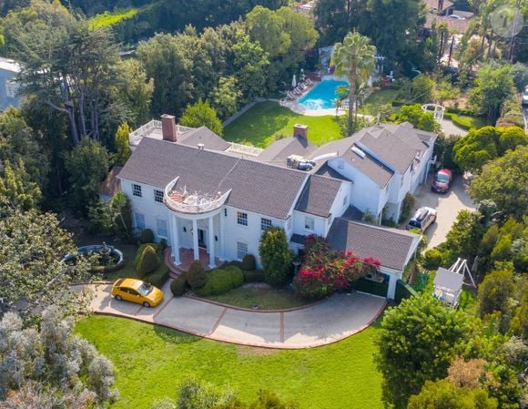 Le propriétaire de cette immense bâtisse va s'en séparer contre la somme de 25 millions d'euros

La maison du Prince de bel-air est mise en vente pour la première fois en 48 ans, pour près de 25 million d'euros.
Crédit : Backgrid USA / Bestimage