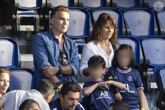 Faustine Bollaert, son mari Maxime Chattam et leurs enfants Abbie et Peter sont en tribune lors de la rencontre de football Paris Saint Germain PSG contre Clermont (4-0) au Parc des Princes à Paris le 11 septembre 2021. AGENCE / BESTIMAGE