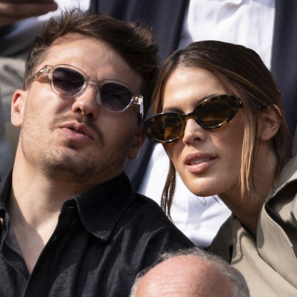 Antoine Dupont, en convalescence après une grave blessure au genou, a profité de ses mois hors des terrains pour voyager et se ressourcer avec sa compagne, l’ancienne Miss Univers Iris Mittenaere. 

Antoine Dupont et sa compagne Iris Mittenaere en tribunes lors de la finale messieurs des Internationaux de France de Tennis de Roland Garros, à Paris, France. © Cyril Moreau/Bestimage