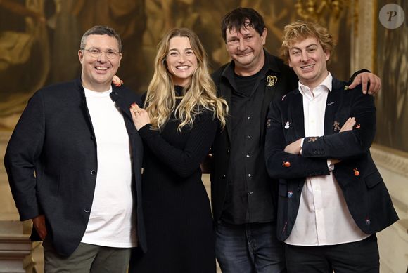 Ce dernier la rappelle souvent à l'ordre.

Exclusif - Les quatre acheteurs belges : Sébastien Delcampe, Aurore Morisse, Stéphane Vanhandenhoven, Georges Van Cauwenbergh - Les acheteurs de l'émission télévisée "Affaire conclue" se mobilisent une fois de plus pour aider les enfants vivant sous le seuil de pauvreté lors de la vente aux enchères "Affaire for Life" organisée au profit de "Viva for Life" à l'hôtel de ville Bruxelles en Belgique le 29 novembre 2025. © Didier Lebrun / Photonews /Bestimage
