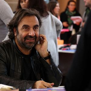 "J'apprécie aussi de rester à Paris pour profiter de ma fille (Julie, née en 1982 de sa première épouse Sophie, ndlr) et de mes petits-fils, qui ont 7 et 13 ans.", avait-il ajouté.

André Manoukian lors de la 40ème Foire du Livre de Brive 2022 à la Halle George Brassens à Brive-la-Gaillarde le 6 novembre 2022. © Jean-Marc Lhomer / Bestimage