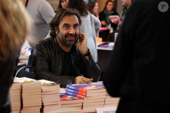 "J'apprécie aussi de rester à Paris pour profiter de ma fille (Julie, née en 1982 de sa première épouse Sophie, ndlr) et de mes petits-fils, qui ont 7 et 13 ans.", avait-il ajouté.

André Manoukian lors de la 40ème Foire du Livre de Brive 2022 à la Halle George Brassens à Brive-la-Gaillarde le 6 novembre 2022. © Jean-Marc Lhomer / Bestimage
