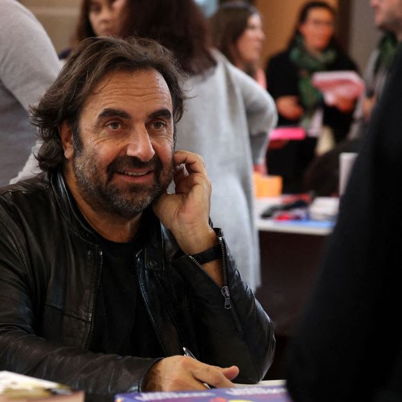 "J'apprécie aussi de rester à Paris pour profiter de ma fille (Julie, née en 1982 de sa première épouse Sophie, ndlr) et de mes petits-fils, qui ont 7 et 13 ans.", avait-il ajouté.

André Manoukian lors de la 40ème Foire du Livre de Brive 2022 à la Halle George Brassens à Brive-la-Gaillarde le 6 novembre 2022. © Jean-Marc Lhomer / Bestimage