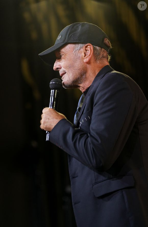 Il précise qu’il a été pris en charge par la même clinique que Laurent Baffie, reconnue pour son expertise.

Laurent Baffie lors de la soirée annuelle de gala de l'association Hope au pavillon Gabriel à Paris le 14 octobre 2025.

© Anne-Sophie Guebey / Bestimage