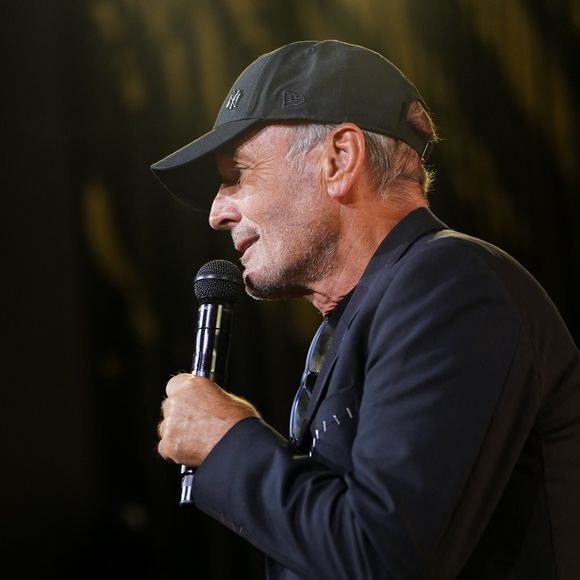 Il précise qu’il a été pris en charge par la même clinique que Laurent Baffie, reconnue pour son expertise.

Laurent Baffie lors de la soirée annuelle de gala de l'association Hope au pavillon Gabriel à Paris le 14 octobre 2025.

© Anne-Sophie Guebey / Bestimage