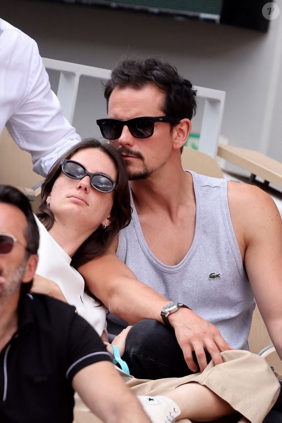 Juan Arbelaez et sa compagne Cassandre Verdier dans les tribunes lors des Internationaux de France de Tennis de Roland Garros 2025. Paris, le 1er Juin 2025. © Dominique Jacovides/Bestimage