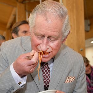 Charles III en train de se délecter de pâtes à la tomate Bestimage