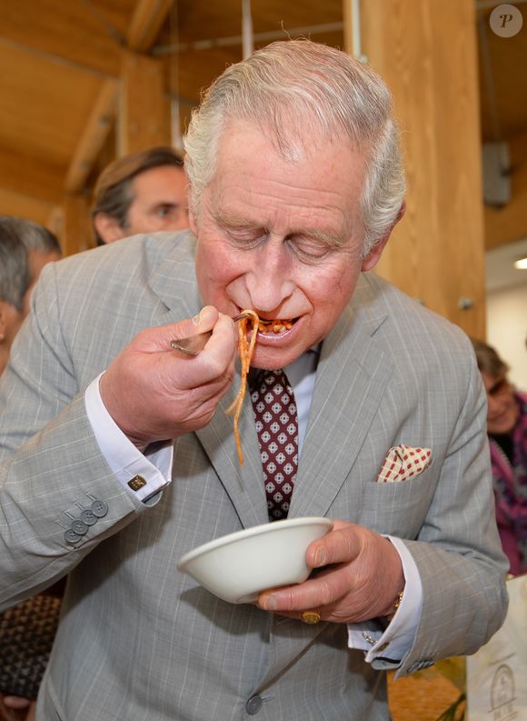 Charles III en train de se délecter de pâtes à la tomate Bestimage