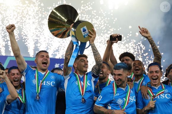 Trophée Football Avec Footballeur, Occasion, Pour Récompense Ou Déco