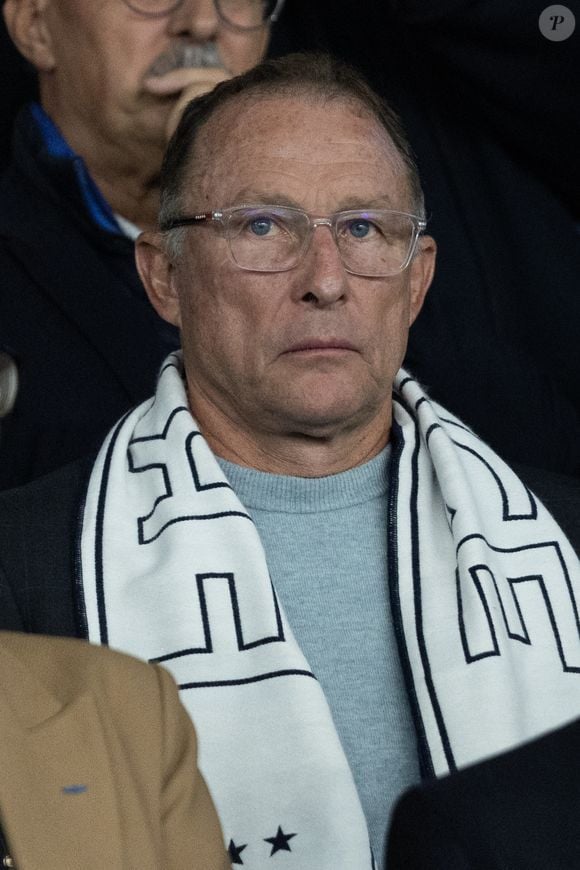 Jean-Pierre Papin dans les tribunes du match de football de qualification pour la coupe du monde 2026 opposant la France à Azerbaïdjan (3-0) au Parc des Princes à Paris, France, le 10 octobre 2025. © Cyril Moreau/Bestimage