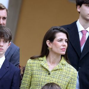 Son agent a publié plusieurs photo de Charlotte Casiraghi découvrant plusieurs exemplaire.
Pierre Casiraghi, Charlotte Casiraghi et ses enfants Raphaël Elmaleh, Balthazar Rassam - La famille princière monégasque dans la cour d'honneur du palais lors de la la fête nationale à Monaco le 19 novembre 2025. © Dominique Jacovides - Bruno Bebert / Bestimage