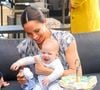 Le prince Harry et Meghan Markle présentent leur fils Archie à Desmond Tutu à Cape Town, Afrique du Sud le 25 septembre 2019.