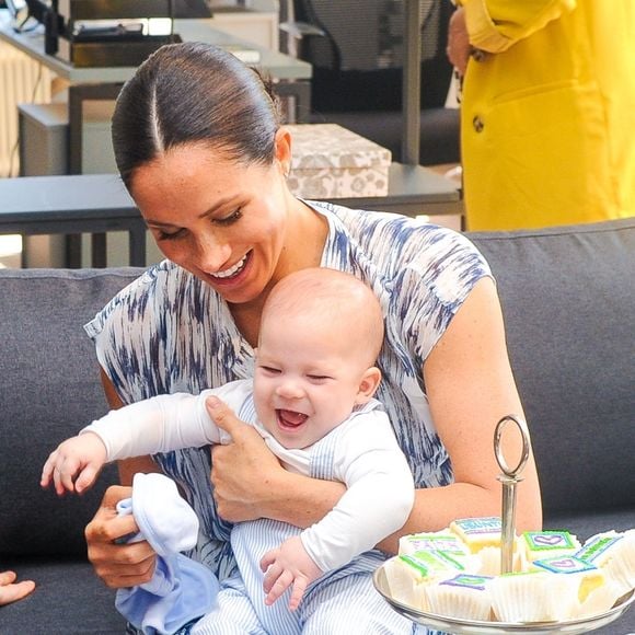 Le prince Harry et Meghan Markle présentent leur fils Archie à Desmond Tutu à Cape Town, Afrique du Sud le 25 septembre 2019.