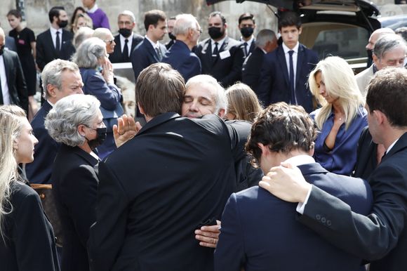 Florence Belmondo, Alessandro Belmondo, Paul Belmondo, Nathalie Tardivel (Natty) - Sorties - Obsèques de Jean-Paul Belmondo en l'église Saint-Germain-des-Prés, à Paris le 10 septembre 2021. © Cyril Moreau / Bestimage