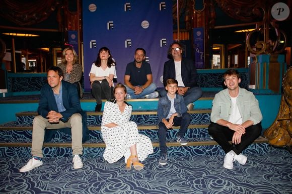 Catherine Alric, Maud Imbert, Benjamin Bellecour and Gregoire Bonnet, (Bottom L-R) Jean-Baptiste Puech, Charlie Bruneau, Alex Terrier, Victor Meutelet - Photocall de "Le Mensonge" lors du Festival de la Fiction TV "Edition spéciale - 3 jours à Paris" aux Folies Bergère à Paris, le 18 septembre 2020. © Christophe Clovis / Bestimage