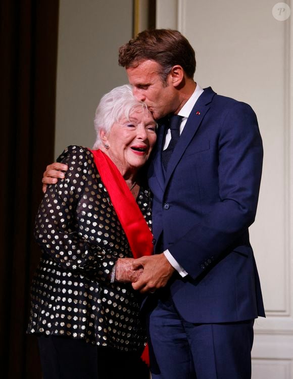 Le président français Emmanuel Macron (à droite) embrasse l'actrice française Line Renaud lors d'une cérémonie d'investiture au palais présidentiel de l'Élysée à Paris le 2 septembre 2022, au cours de laquelle l'actrice chevronnée a reçu la Grand'croix de la Légion d'honneur. - Photo by Ludovic MARIN / pool /ABACAPRESS.COM