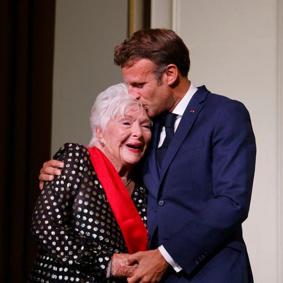 Le président français Emmanuel Macron (à droite) embrasse l'actrice française Line Renaud lors d'une cérémonie d'investiture au palais présidentiel de l'Élysée à Paris le 2 septembre 2022, au cours de laquelle l'actrice chevronnée a reçu la Grand'croix de la Légion d'honneur. - Photo by Ludovic MARIN / pool /ABACAPRESS.COM
