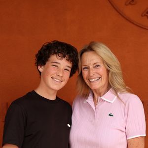 Également grand-mère du petit Harrison (le fils d'Ilona), l'ex-femme de David Hallyday se réjouit de ce double rôle qui lui permet de rester très active.

Estelle Lefébure et son fils Giulano Ramette au photocall du village lors des Internationaux de France de Tennis de Roland Garros 2026, à Paris, France, le 29 mai 2026. © Dominique Jacovides/Bestimage