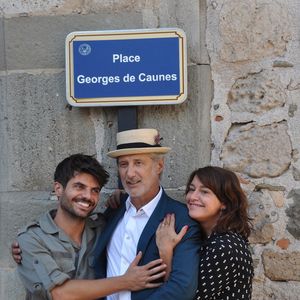 Antoine de Caunes, animateur de radio et de télévision, avec sa fille Emma de Caunes et son fils Louis de Caunes, le 28 septembre 2019 à Caunes-Minervois (11) lors de l'inauguration d'une place en l'honneur de leur père et grand-père Georges de Caunes, célèbre journaliste de l'ORTF - Photo : Cartier/ANDBZ/ABACAPRESS.COM