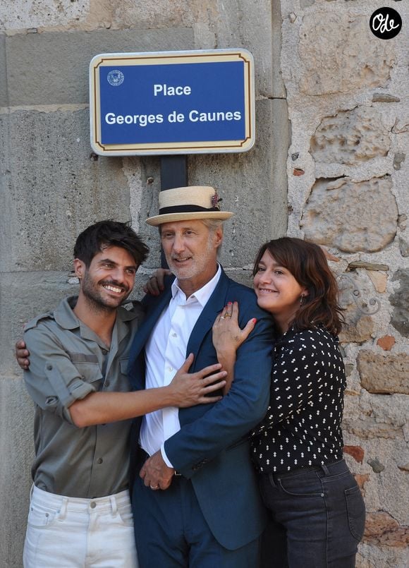Antoine de Caunes, animateur de radio et de télévision, avec sa fille Emma de Caunes et son fils Louis de Caunes, le 28 septembre 2019 à Caunes-Minervois (11) lors de l'inauguration d'une place en l'honneur de leur père et grand-père Georges de Caunes, célèbre journaliste de l'ORTF - Photo : Cartier/ANDBZ/ABACAPRESS.COM