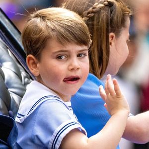 Le prince Louis fête son sixième anniversaire en compagnie de ses parents, le prince William de Galles et Catherine, princesse de Galles, Kate Middleton, et de ses frères et sœurs, le prince George et la princesse Charlotte, au Royaume-Uni. Louis est l'un des petits-enfants du roi Charles III et le quatrième dans la ligne de succession au trône britannique, derrière son père et ses frères et sœurs. Backgrid USA / Bestimage



Sur la photo : Prince Louis