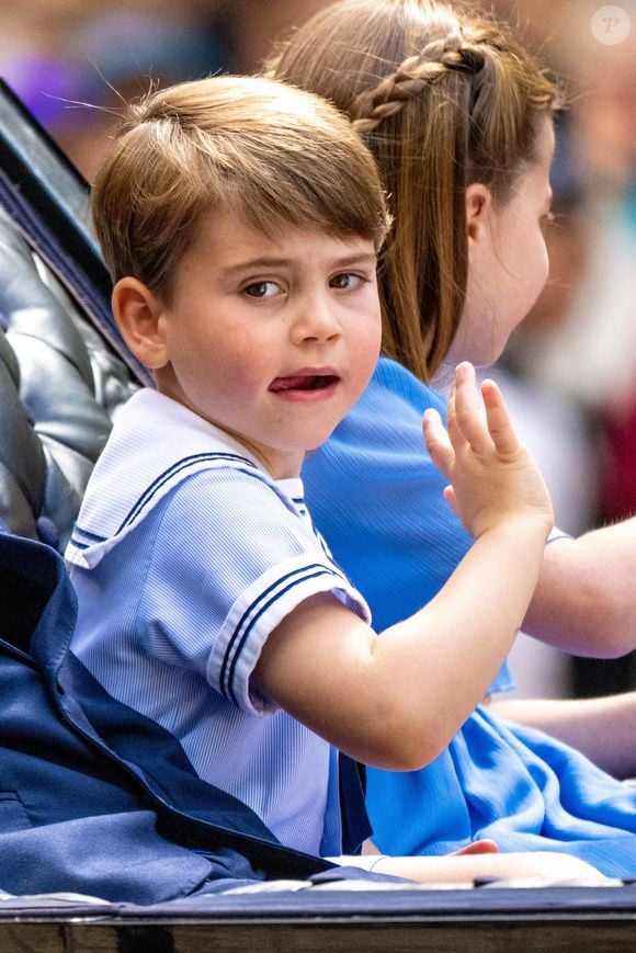 Le prince Louis fête son sixième anniversaire en compagnie de ses parents, le prince William de Galles et Catherine, princesse de Galles, Kate Middleton, et de ses frères et sœurs, le prince George et la princesse Charlotte, au Royaume-Uni. Louis est l'un des petits-enfants du roi Charles III et le quatrième dans la ligne de succession au trône britannique, derrière son père et ses frères et sœurs. Backgrid USA / Bestimage



Sur la photo : Prince Louis