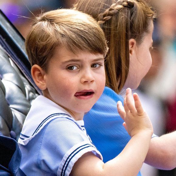 Le prince Louis fête son sixième anniversaire en compagnie de ses parents, le prince William de Galles et Catherine, princesse de Galles, Kate Middleton, et de ses frères et sœurs, le prince George et la princesse Charlotte, au Royaume-Uni. Louis est l'un des petits-enfants du roi Charles III et le quatrième dans la ligne de succession au trône britannique, derrière son père et ses frères et sœurs. Backgrid USA / Bestimage



Sur la photo : Prince Louis