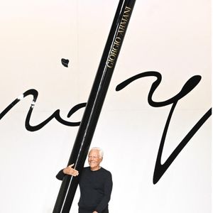 Il faut dire que le succès de sa griffe ne faiblissait pas depuis sa création dans les années 1970

Le styliste de mode italien Giorgio Armani à la fin de la présentation de sa collection homme printemps/été 2024 lors de la Fashion Week de Milan 2023, à Milan, Italie, le 19 juin 2023. La Fashion Week de Milan se déroule du 16 au 20 juin. © ANSA/Zuma Press/Bestimage