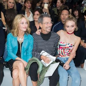 Vanessa Paradis, Jean-Paul Goude et Lily-Rose Depp - People au défilé de mode "Chanel", collection prêt-à-porter printemps-été 2016, au Grand Palais à Paris. Le 6 Octobre 2015