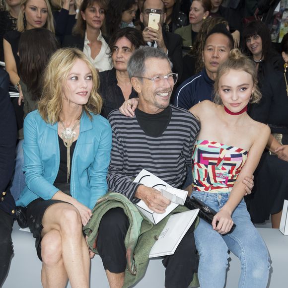 Vanessa Paradis, Jean-Paul Goude et Lily-Rose Depp - People au défilé de mode "Chanel", collection prêt-à-porter printemps-été 2016, au Grand Palais à Paris. Le 6 Octobre 2015