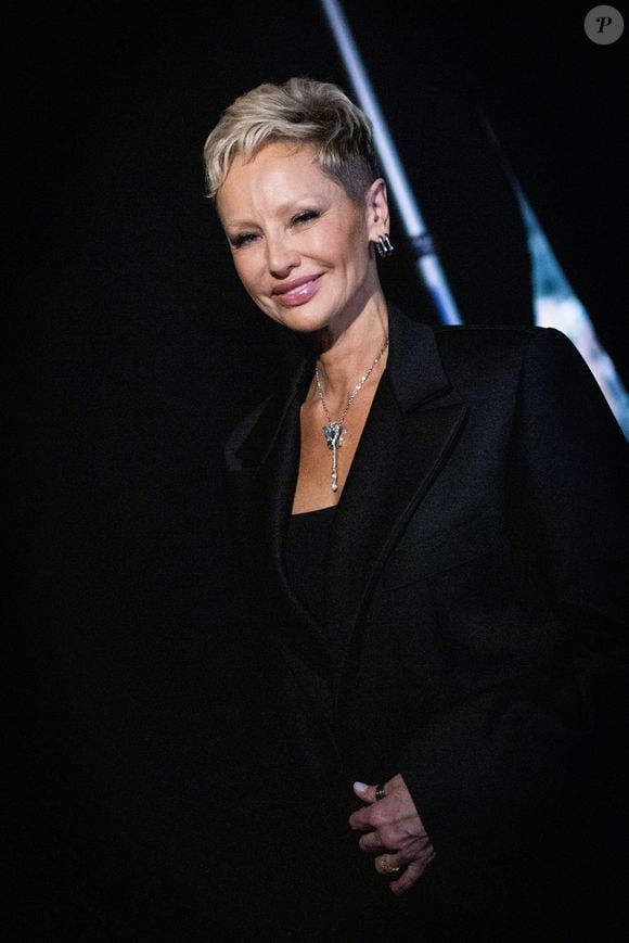 Elle explique avoir voulu simplement se faire plaisir et se sentir libre.

Adriana Karembeu - Backstage de la cérémonie des 41èmes Victoires de la Musique à la Seine Musicale à Boulogne-Billancourt le 13 février 2026. © Jacovides / Moreau / Bestimage