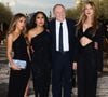 La fille du couple, Valentina Paloma, a prouvé qu’elle était le portrait craché de sa mère, rayonnante dans une robe asymétrique, fendue à la cuisse.

Valentina Paloma Pinault, Salma Hayek, François-Henri Pinault et Mathilde Pinault au dîner de gala à la Fondation Giorgio Cini de la famille Pinault à Venise.

© Matteo Chinellato/IPA via ZUMA Press