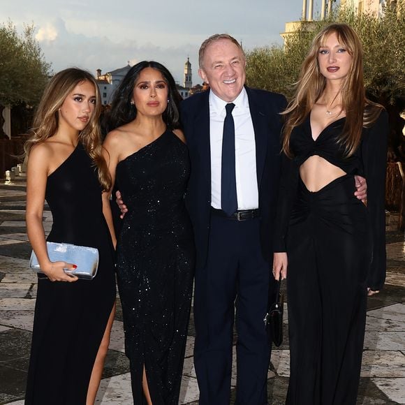 La fille du couple, Valentina Paloma, a prouvé qu’elle était le portrait craché de sa mère, rayonnante dans une robe asymétrique, fendue à la cuisse.

Valentina Paloma Pinault, Salma Hayek, François-Henri Pinault et Mathilde Pinault au dîner de gala à la Fondation Giorgio Cini de la famille Pinault à Venise.

© Matteo Chinellato/IPA via ZUMA Press