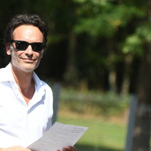 Anthony Delon et son demi-frère Alain-Fabien découvrent les hommages devant les grilles de la propriété de Douchy, quelques heures avant les obsèques de leur père, A.Delon, le 24 août 2024. Décédé le 18 août 2024, l'acteur a rendu son dernier souffle, entouré des siens dans sa propriété de Douchy, où il sera inhumé, le 24 août 2024 vers 17 heures dans une chapelle, construite il y a une vingtaine d'années. Agence / Bestimage