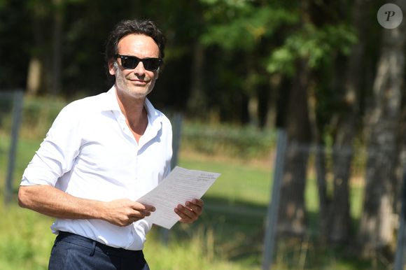 Anthony Delon et son demi-frère Alain-Fabien découvrent les hommages devant les grilles de la propriété de Douchy, quelques heures avant les obsèques de leur père, A.Delon, le 24 août 2024. Décédé le 18 août 2024, l'acteur a rendu son dernier souffle, entouré des siens dans sa propriété de Douchy, où il sera inhumé, le 24 août 2024 vers 17 heures dans une chapelle, construite il y a une vingtaine d'années. Agence / Bestimage