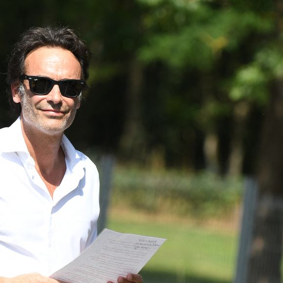 Anthony Delon et son demi-frère Alain-Fabien découvrent les hommages devant les grilles de la propriété de Douchy, quelques heures avant les obsèques de leur père, A.Delon, le 24 août 2024. Décédé le 18 août 2024, l'acteur a rendu son dernier souffle, entouré des siens dans sa propriété de Douchy, où il sera inhumé, le 24 août 2024 vers 17 heures dans une chapelle, construite il y a une vingtaine d'années. Agence / Bestimage