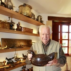 Pierre Bellemare pose dans sa maison de campagne près de Bergerac, Dordogne, France, le 22 octobre 2011. © Patrick Bernard/Bestimage